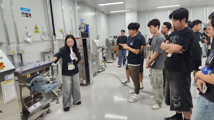 [세종=뉴시스] 2026 하반기 청년식품 창업캠프 시제품 제작실 투어 모습. (사진=한국식품산업클러스터진흥원 제공) *재판매 및 DB 금지
