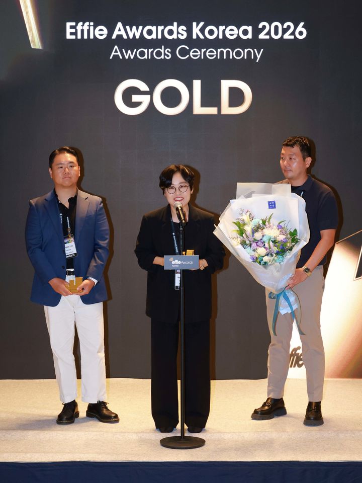 [서울=뉴시스] 파리바게뜨 마케팅본부장 김연정 상무(가운데)가 '2026 에피 어워드 코리아'에서 금상을 수상하고 있다. (사진=파리바게뜨 제공) *재판매 및 DB 금지
