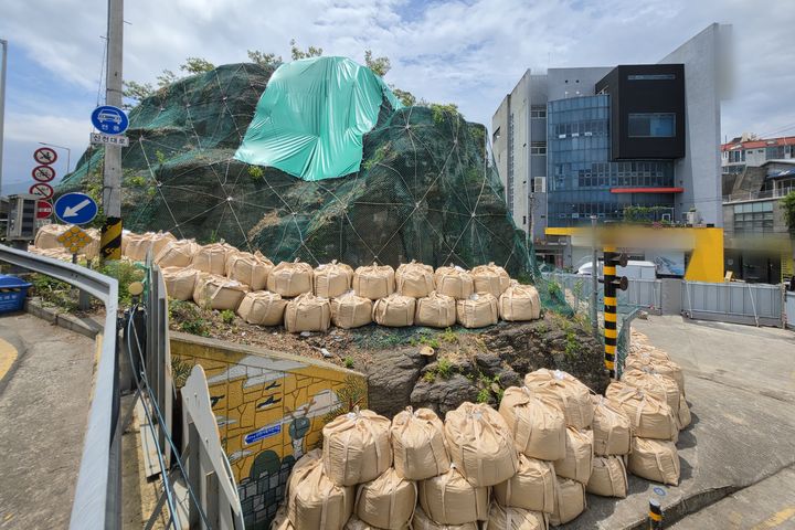 [대구=뉴시스] 이상제 기자 = 응급 복구가 마무리된 대구 남구 낙석 사고 현장. 2026.08.28. king@newsis.com *재판매 및 DB 금지