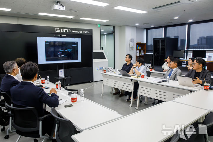 [세종=뉴시스]한국산업단지공단은 지난 27일 서울 성동구 위즈코어 성수생각공장을 방문하고, 국산 온톨로지 기반 제조 인공지능(AI) 기술의 현장 적용 가능성과 중소·중견 제조기업에 확산 방안을 논의했다.(사진=산단공 제공)