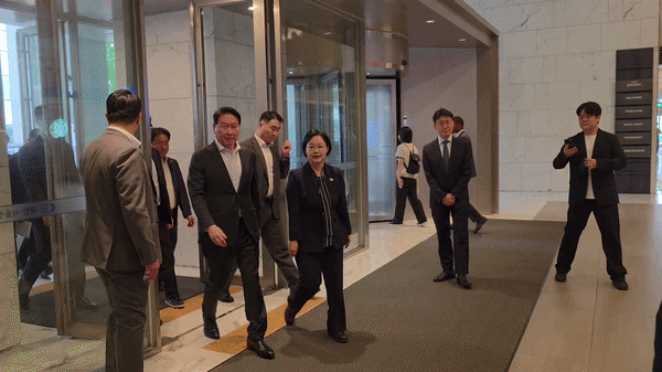 [서울=뉴시스] 박현준 기자 = 최태원 대한상공회의소 회장 겸 SK그룹 회장과 한성숙 국무총리가 28일 서울 중구 대한상공회의소에서 열린 주요 경제단체 간담회에 참석하기 위해 입장하고 있다. 2026.08.28 parkhj@newsis.com