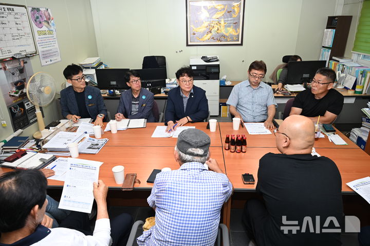 [완주=뉴시스] 제8회 완주 향어축제의 성공적인 개최 등을 위한 간담회 모습. *재판매 및 DB 금지