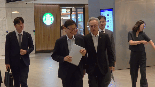 [서울=뉴시스] 박현준 기자 = 윤진식 한국무역협회장과 최진식 한국중견기업연합회장이 28일 서울 중구 대한상공회의소에서 열린 주요 경제단체 간담회에 참석하기 위해 입장하고 있다. 2026.08.28 parkhj@newsis.com