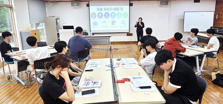 [횡성=뉴시스] 진로캠프 '비전퀘스트'에 참가한 보호아동들이 자립에 필요한 경제교육을 받고 있다. (사진=횡성군 제공) 2026.08.28 photo@newsis.com *재판매 및 DB 금지