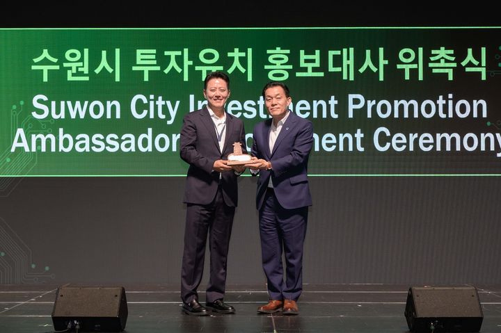 [수원=뉴시스] 이재준(사진 오른쪽) 경기 수원시장이 지난 26일 수원컨벤션센터에서 앤드류 김 레이저발테크놀러지 대표에게 투자유치 홍보대사 위촉패를 수여하고 있다. (사진=수원시 제공) 2026.08.28. photo@newsis.com *재판매 및 DB 금지