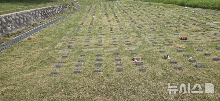 [전주=뉴시스]윤난슬 기자 = 전북 전주시는 공설자연장 '한울단' 내 유휴 부지를 활용해 부부단 307기(614위)를 추가 확보했다고 28일 밝혔다. (사진=전주시 제공) photo@newsis.com 
