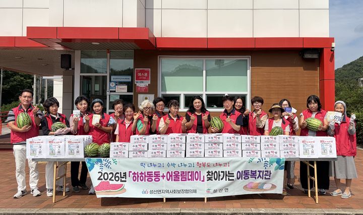 [창녕=뉴시스] 안지율 기자 = 성산면지역사회보장협의체 위원들이 경로당에서 음식을 전달하고 있다. (사진= 창녕군 제공) 2026.08.28. photo@newsis.com *재판매 및 DB 금지