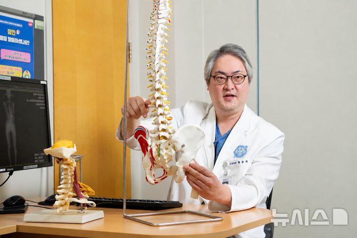 [서울=뉴시스] 현승재 분당서울대병원 신경외과 교수가 환자에게 질환을 설명하고 있다. (사진= 분당서울대병원 제공)