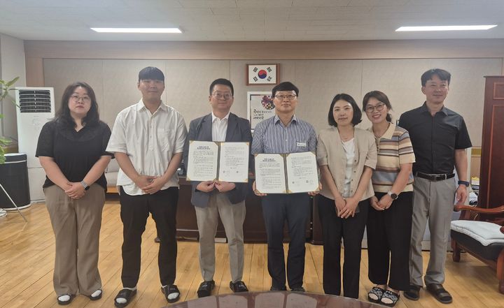 [대전=뉴시스]대덕대 앵커사업단과 대전삼성초등학교 협약식 기념촬영. (사진=대덕대 제공) 2026.08.28. photo@newsis.com *재판매 및 DB 금지
