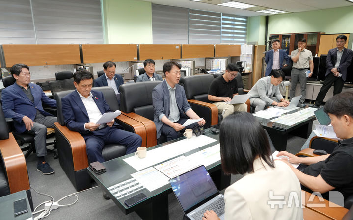 [전주=뉴시스] 김민수 기자= 전북특별자치도의회 김희수 의장과 이병도 부의장, 진형석 대변인, 박병철 부대변인, 정종복 더불어민주당 원내대표 등이 기자실에서 천호성 교육감의 발언에 대한 긴급 성명을 발표하고 있다. 2026.08.28 leo@newsis.com *재판매 및 DB 금지