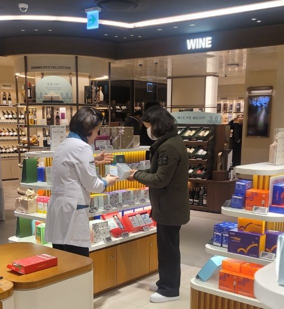 [안산=뉴시스] 안산시 공직자들이 식품판매업소에 대한 위생관리 점검을 진행 중이다. (사진=안산시 제공) 2026.08.28. photo@newsis.com *재판매 및 DB 금지