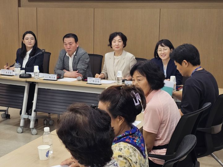 [대구=뉴시스] 대구 달서구의회 유선경 의원과 배지훈 기획행정위원장, 이신자·백경해 의원이 청사 청소노동자 및 관계 부서 직원들과 현장 간담회를 진행하고 있다. (사진=대구 달서구의회 제공) 2026.08.28. photo@newsis.com *재판매 및 DB 금지