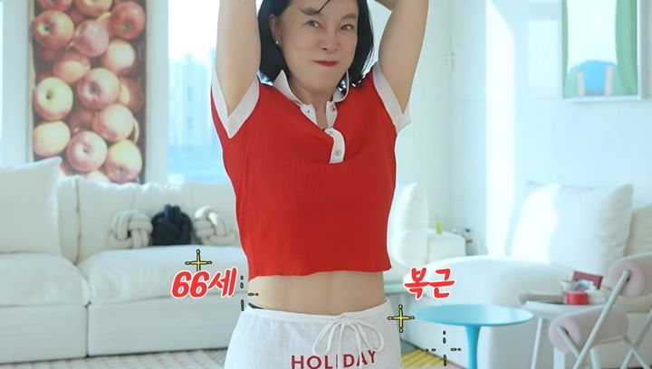 [서울=뉴시스]최화정이 자신의 유튜브 채널에서 선명한 복근을 공개했다. (사진= 유튜브 '안녕하세요 최화정이에요' 캡처) 2026.08.28