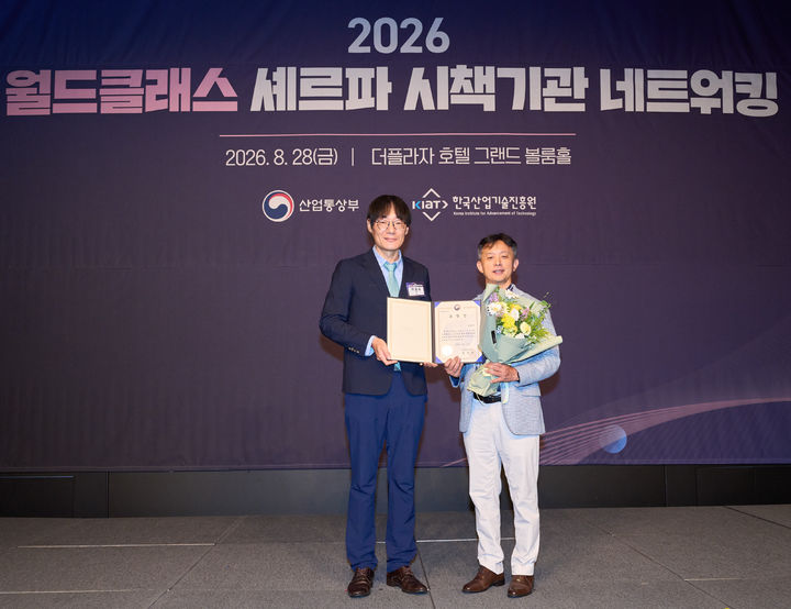 [서울=뉴시스] (왼쪽부터)안응수 산업통상자원부 중견기업지원과 과장, 박성수 대웅제약 대표가 기념촬영을 하고 있다. (사진=대웅제약 제공) 2026.08.28. photo@newsis.com *재판매 및 DB 금지