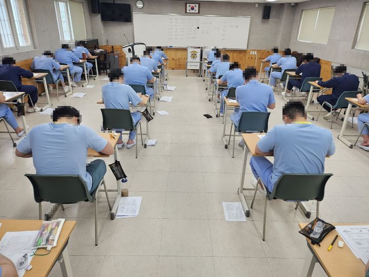 [서울=뉴시스] '교도소 내 학교'인 만델라 소년학교에서 검정고시 응시생 전원이 합격하는 쾌거를 이뤄냈다. (사진=법무부 제공). 2026.08.28. photo@newsis.com *재판매 및 DB 금지