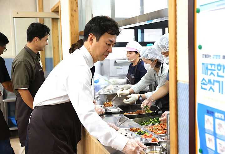 [원주=뉴시스] 이덕화 기자 = 28일 원주시의원들이 밥상공동체 종합사회복지관을 방문해 지역 주민을 위한 급식 봉사활동을 하고 있다. 2026.08.28. wonder8768@newsis.com *재판매 및 DB 금지