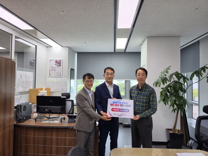 [울산=뉴시스] 양분석 울산시 광역트램교통과장과 박성준 경남도 교통건설국장이 28일 고재신 기획예산처 재정투자심의관을 만나 ‘동남권 순환 광역철도’ 예비타당성조사 통과를 공동 건의하고 있다. (사진= 울산시 제공) 2026.08.28.photo@newsis.com *재판매 및 DB 금지