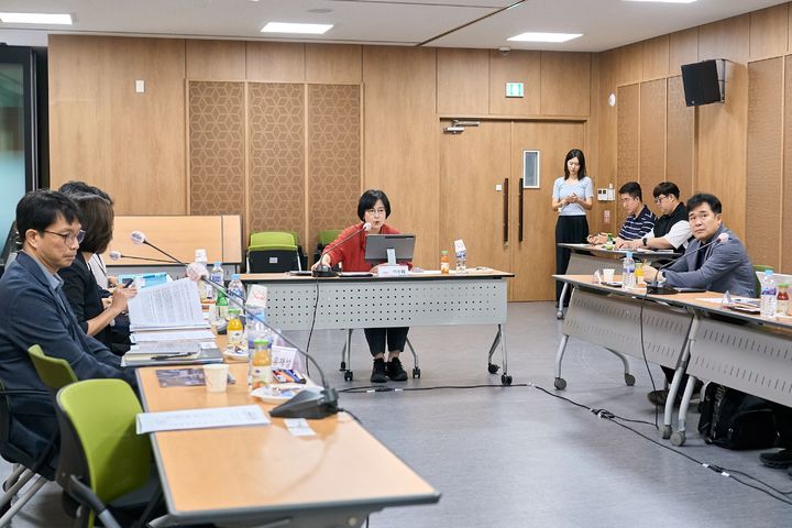 [서울=뉴시스] 28일, 3호선 둔촌오륜역 연결 사전타당성 검토 연구 용역 착수보고회에 참석한 이수희 강동구청장(가운데). (사진=강동구 제공) 2026.08.28. photo@newsis.com *재판매 및 DB 금지