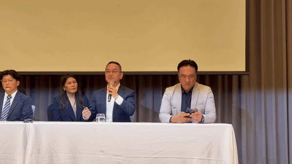 [서울=뉴시스] 제임스 펑 포니AI 공동창업자 겸 최고경영자(CEO)가 28일 오전 서울 영등포구 콘래드 호텔에서 기자들 질문에 답변하고 있다. 2026.8.30. photo@newsis.com *재판매 및 DB 금지