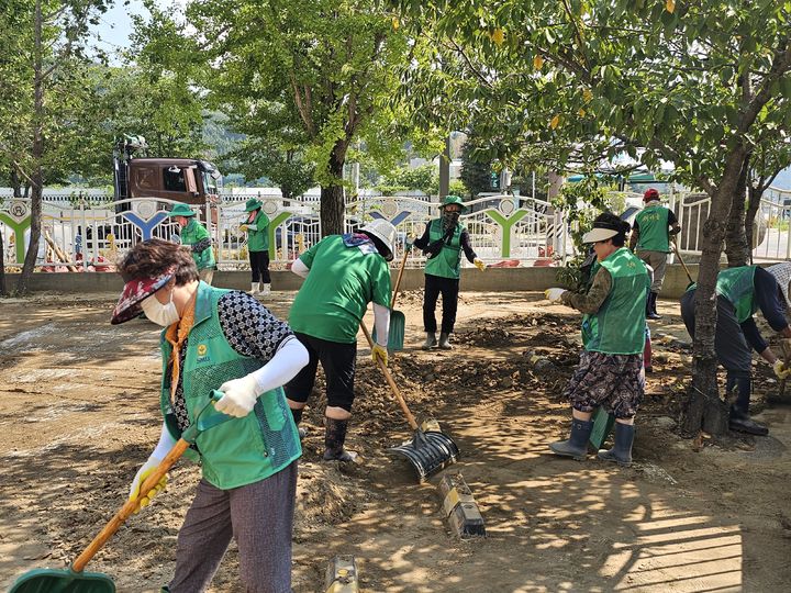[창녕=뉴시스] 안지율 기자 = 창녕군새마을회 거제 수해복구 활동을 하고 있다. (사진= 창녕군 제공) 2026.08.28. photo@newsis.com *재판매 및 DB 금지