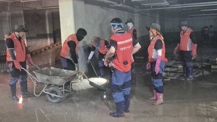 [안동=뉴시스] 지난 26일부터 사흘간 경남 거제시에서 호우피해 복구 활동을 벌이고 있는 경북안전기동대원들. (사진=경북도 제공) 2026.08.28.photo@newsis.com *재판매 및 DB 금지