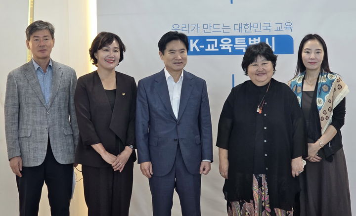 [전남광주=뉴시스] 김대중 전남광주특별시교육감(가운데)과 노소영 전남광주특별시의원(왼쪽 두번째)이 몽골 대학 관계자와 간담회를 갖고 교류협력 방안을 논의했다. (사진=시의회 제공) photo@newsis.com *재판매 및 DB 금지