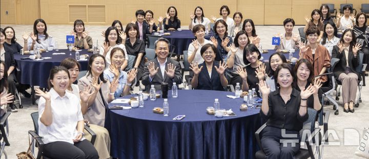 [서울=뉴시스]신한금융그룹은 28일 그룹 여성 리더 육성 프로그램인 '신한 쉬어로즈(SHeroes)' 참가자 70여 명이 모인 가운데 리더십 특강을 실시했다고 밝혔다. (사진=신한금융 제공). 2026.08.28. photo@newsis.com 