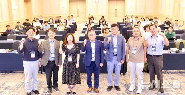 [포항=뉴시스] 27~28일 이틀간 라한셀렉트 경주에서 열린 포스텍 '지역 전략 산업 육성을 위한 대한민국 R&BD 정책 공유 포럼' 참여 인사와 'PORI-HUB 지산학연협력위원회' 회원과 경북 지역 대학·연구 기관 관계자 모습. (사진=포스텍 제공) 2026.08.28. photo@newsis.com