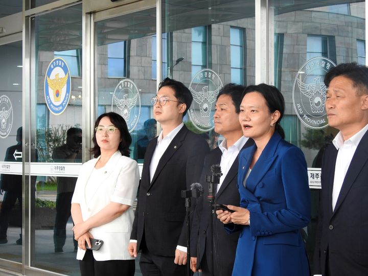[제주=뉴시스] 김수환 기자 = 28일 오후 제주경찰청에서 김남희 더불어민주당 경찰개혁추진단 공동단장(오른쪽 두 번째)이 고평기 청장과 면담을 진행한 이후 취재진과 만나 발언하고 있다. 2026.08.28. notedsh@newsis.com *재판매 및 DB 금지