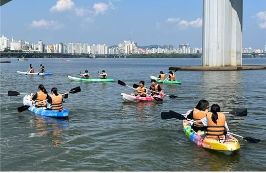 [서울=뉴시스]서울시교육청 산하 남부교육지원청과 학생교육원은 다양한 문화적 배경을 가진 학생과 정서·심리 위기 학생들을 위해 학교 현장체험학습을 지원하는 '다정한 남부 공동체 프로젝트'를 운영한다. (사진 = 서울시교육청) 2026.08.28. photo@newsis.com *재판매 및 DB 금지