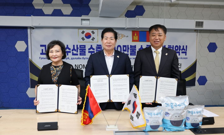 [고흥=뉴시스] 몽골 울란바토르에서 28일 공영민 고흥군수와 노민그룹이 200만 달러 규모 고흥쌀 수출협약을 체결하고 있다. 왼쪽부터 바야스가란 노민 푸드 홀딩스 대표, 공영민 고흥군수, 장진환 (주)대진 대표. (사진=고흥군 제공) 2026.08.28. photo@newsis.com *재판매 및 DB 금지