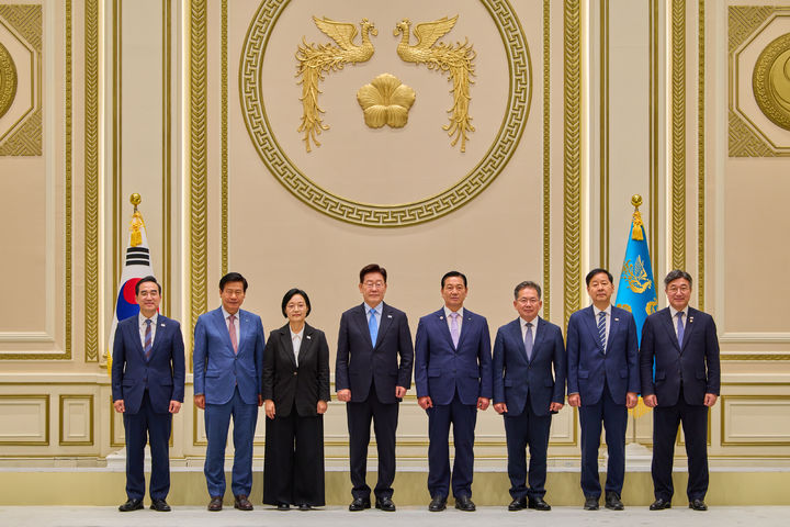 [대구=뉴시스]김진열(사진 오른쪽 3번째) 군위군수가 27일 오전 정부서울청사에서 열린 '전국 시장·군수·구청장 국정설명회'에 참석해 이재명 대통령 등과 기념촬영을 하고 있다(사진=군위군 제공) 2026.08.28 photo@newsis.com *재판매 및 DB 금지