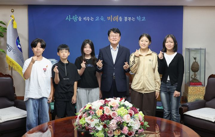 [대전=뉴시스] 오석진 교육감과 학생들. (사진=대전시교육청 제공) 2026.08.28. photo@newsis.com *재판매 및 DB 금지