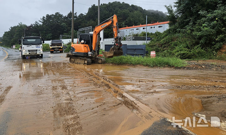 [곡성=뉴시스] 28일 오후 3시3분께 전남광주 곡성군 한 도로에 토사물이 쏟아져 인근 공사현장 관계자들이 굴삭기와 물탱크 트럭 등을 동원해 수습 작업을 벌이고 있다. (사진 = 전남광주소방본부 제공) 2026.08.28. photo@newsis.com *재판매 및 DB 금지