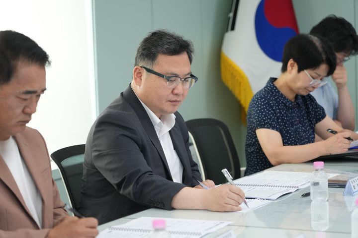[서울=뉴시스] 정창수 강북구청장이 26일 열린 자살·은둔·고독사 예방 TF 제1회 회의에서 관련 사업 추진현황을 살펴보고 있다.. (사진=강북구 제공) 2026.08.28. photo@newsis.com *재판매 및 DB 금지