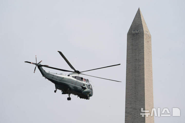[워싱턴=AP/뉴시스] 27일(현지시간) AP통신에 따르면 미 국가교통안전위원회(NTSB)는 예비보고서에서 백악관 공사로 마린원의 이륙 장소가 바뀌면서 관제탑과 교신에 차질이 빚어졌다고 밝혔다. 사진은 이날 도널드 트럼프 미국 대통령이 탑승한 전용 헬기 '마린원'이 백악관 인근 엘립스에서 이륙해 워싱턴 기념탑을 지나는 모습. 2026.08.28.