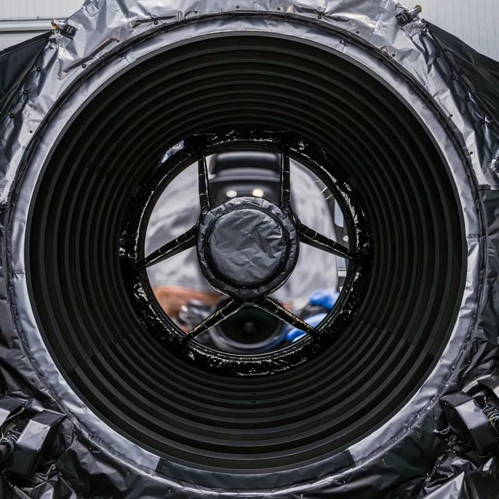 [서울=뉴시스]로만의 망원경 경통을 직접 들여다보는 모습. (사진=NASA 제공) *재판매 및 DB 금지