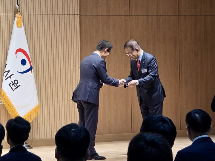 강원랜드 감사위원회 안광복 삼임감사위원이 28일 서울 종로구 감사원 본원에서 열린 감사원 주관 ‘2026년 공공기관 자체감사활동 포상식’에서 공기업 최우수기관으로 선정돼 감사원장 표창을 수상하고 있다.(사진=강원랜드 제공) *재판매 및 DB 금지