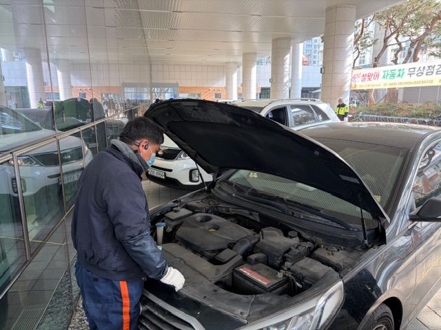 [서울=뉴시스] 올해 2월12일 서울 동작구청 필로티에서 진행된 설맞이 자동차 무상점검에서 정비사가 차량을 점검하고 있다. (사진=동작구 제공) 2026.02.12. photo@newsis.com *재판매 및 DB 금지