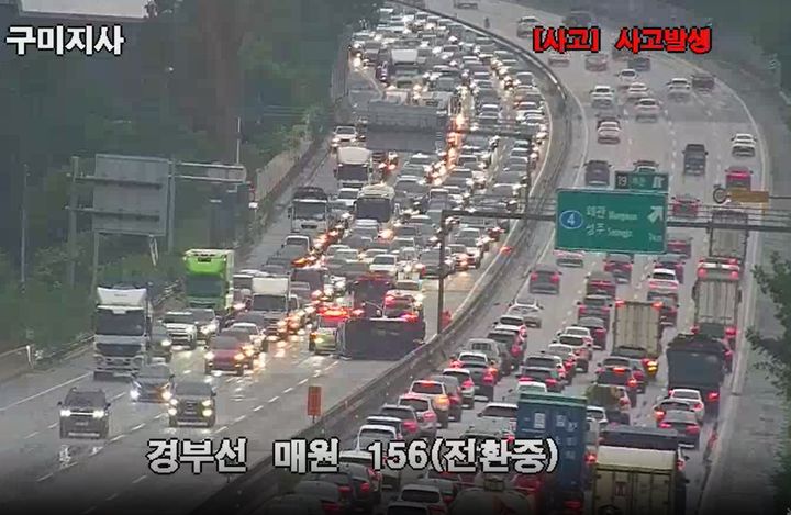 [칠곡=뉴시스] 빗길에 사설 구급차 전도. (사진=경북소방본부 제공) 2026.08.28 photo@newsis.com *재판매 및 DB 금지