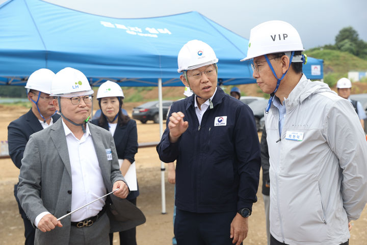 [서울=뉴시스]국토교통부는 김이탁 1차관이 8.13 대책 신규택지로 선정된 남양주도심과 3기 신도시 남양주왕숙2 공공주택지구를 방문해 신속한 주택공급 추진을 강조했다고 28일 밝혔다. (사진=국토부 제공) 2026. 8. 28.&nbsp; *재판매 및 DB 금지
