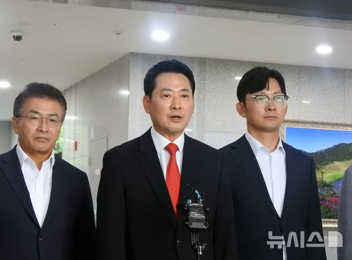 [제주=뉴시스] 김수환 기자 = 28일 오후 4시30분 제주 실종신고 허위종결 사건과 관련해 제주경찰청을 찾은 장동혁 국민의힘 대표가 고평기 청장 면담 후 취재진과 만나 발언하고 있다. 2026.08.28. notedsh@newsis.com
