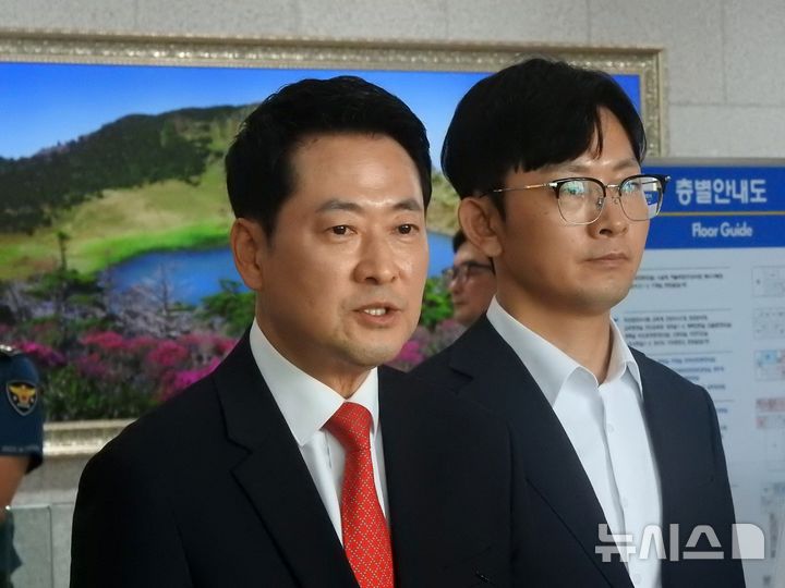 [제주=뉴시스] 김수환 기자 = 장동혁 국민의힘 대표가 28일 오후 제주 실종신고 허위종결 사건과 관련해 제주경찰청을 찾아 고평기 청장 면담 후 취재진과 만나 발언하고 있다. 2026.08.28. notedsh@newsis.com