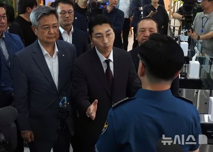[제주=뉴시스] 김수환 기자 = 28일 오후 4시30분 제주 실종신고 허위종결 사건과 관련해 제주경찰청을 찾은 박준태 국민의힘 비서실장이 청사 출입을 관리하는 경무기획정보화장비과장에게 항의하고 있다. 2026.08.28. notedsh@newsis.com