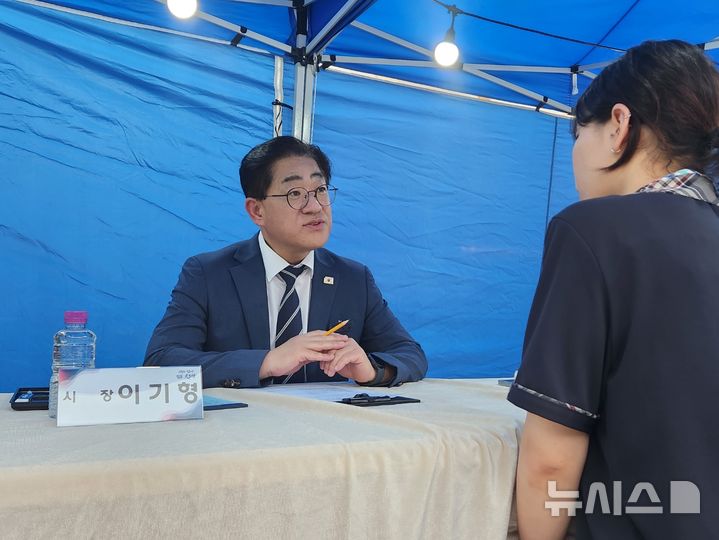 [김포=뉴시스]김지현 기자=28일 경기 김포 구래역 광장에 설치된 '시장이 ON다!' 이동시장실에서 이기형 김포시장이 시민과 만나 대화를 나누고 있다. 2026.08.28. kjh@newsis.com