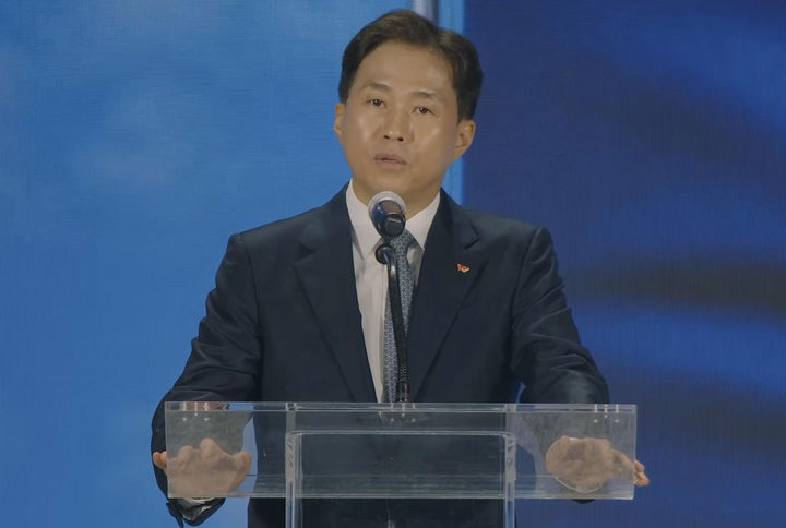 [서울=뉴시스] 곽노정 SK하이닉스 사장이 27일(현지 시간) 미국 인디애나주 웨스트라피엣의 퍼듀대 할로웨이체육관에서 열린 SK하이닉스 인공지능(AI) 메모리용 어드밴스드 패키징 생산기지 기공식에 참석해 발언하고 있다. (사진=SK하이닉스 제공) 2026.08.28. photo@newsis.com *재판매 및 DB 금지