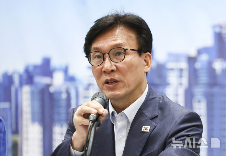 [인천=뉴시스] 고범준 기자 = 김민석 더불어민주당 대표가 28일 오전 인천 영종구 인스파이어 호텔 볼룸홀에서 열린 최고위원회의에서 발언하고 있다. 2026.08.28. bjko@newsis.com