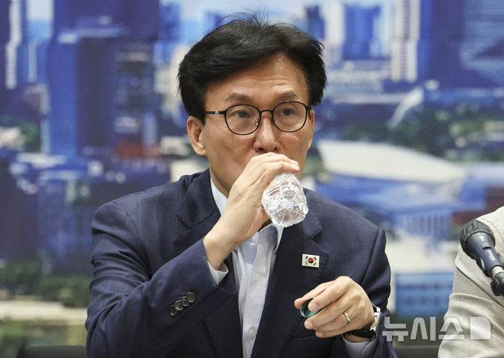 [인천=뉴시스] 고범준 기자 = 김민석 더불어민주당 대표가 28일 오전 인천 영종구 인스파이어 호텔 볼룸홀에서 열린 최고위원회의에서 물을 마시고 있다. 2026.08.28. bjko@newsis.com