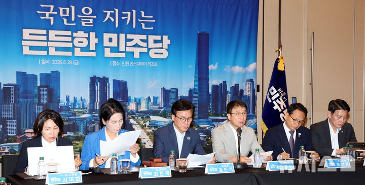 [인천=뉴시스] 고범준 기자 = 한병도 더불어민주당 원내대표가 28일 인천 인스파이어 호텔에서 열린 최고위원회의에서 발언하고 있다.&nbsp; 왼쪽부터 서미화 최고위원, 최민희 최고위원, 김민석 대표, 한병도 원내대표, 박선원 최고위원, 한민수 최고위원. 2026.08.28. bjko@newsis.com