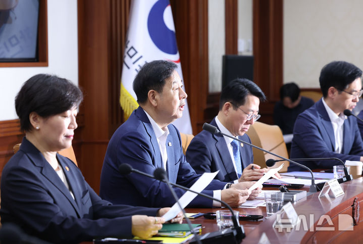 [서울=뉴시스] 조수정 기자 = 구윤철 부총리 겸 재정경제부 장관이 지난 28일 오전 서울 종로구 정부서울청사에서 비상경제본부회의 겸 경제관계장관회의 겸 민생물가 특별관리 관계장관 TF 회의를 주재하고 있다. 2026.08.30. chocrystal@newsis.com
